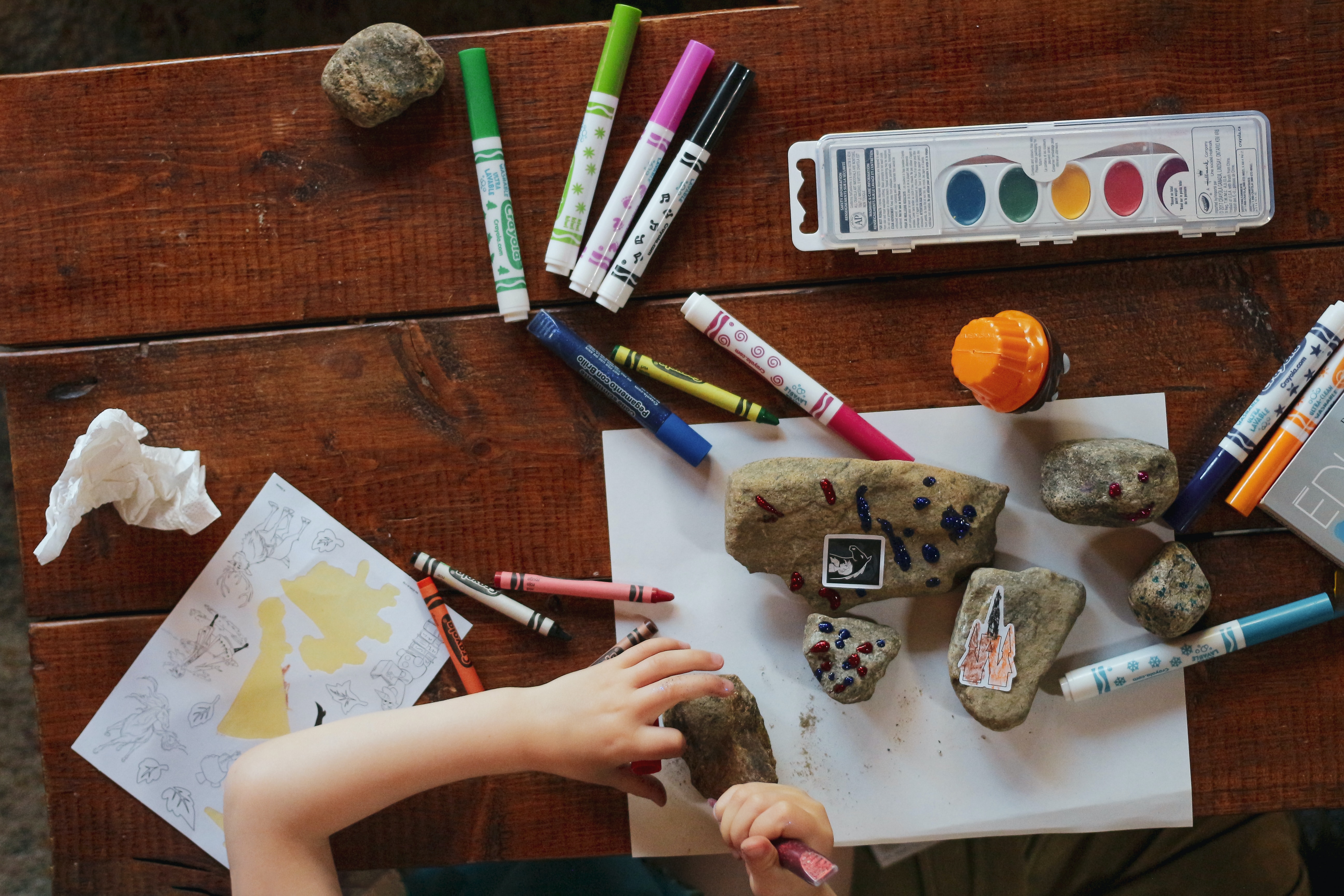 Kids playing with colouring pens